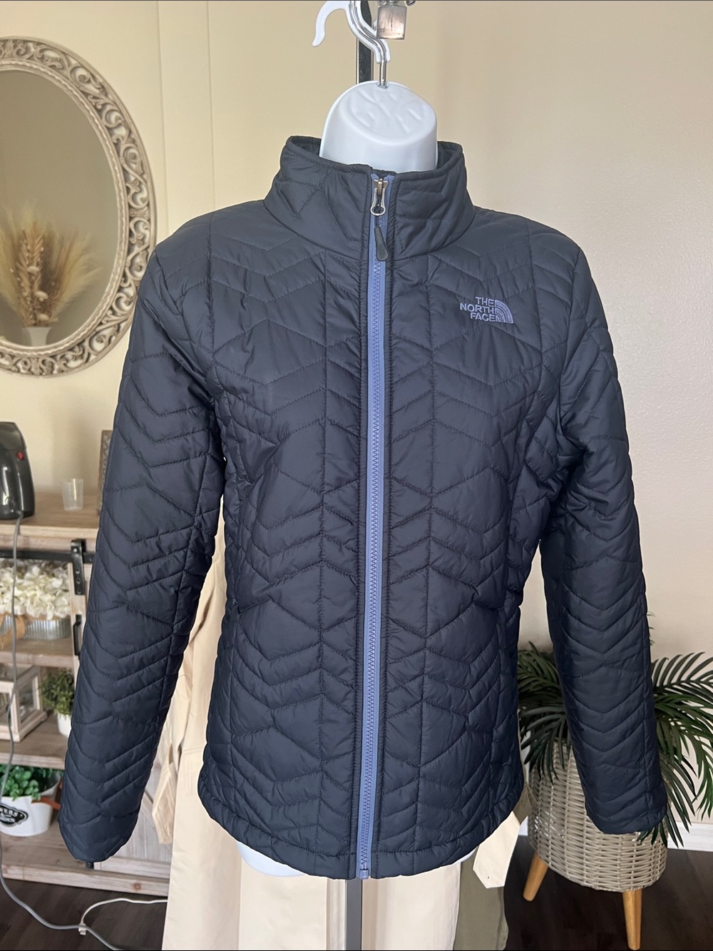The North Face Women's Navy Blue Quilted Insulated Jacket Size large